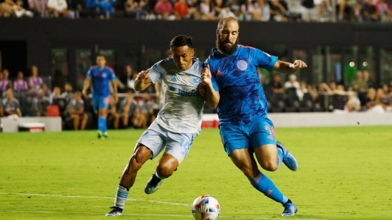 Higuain in azione con la maglia dell'Inter Miami