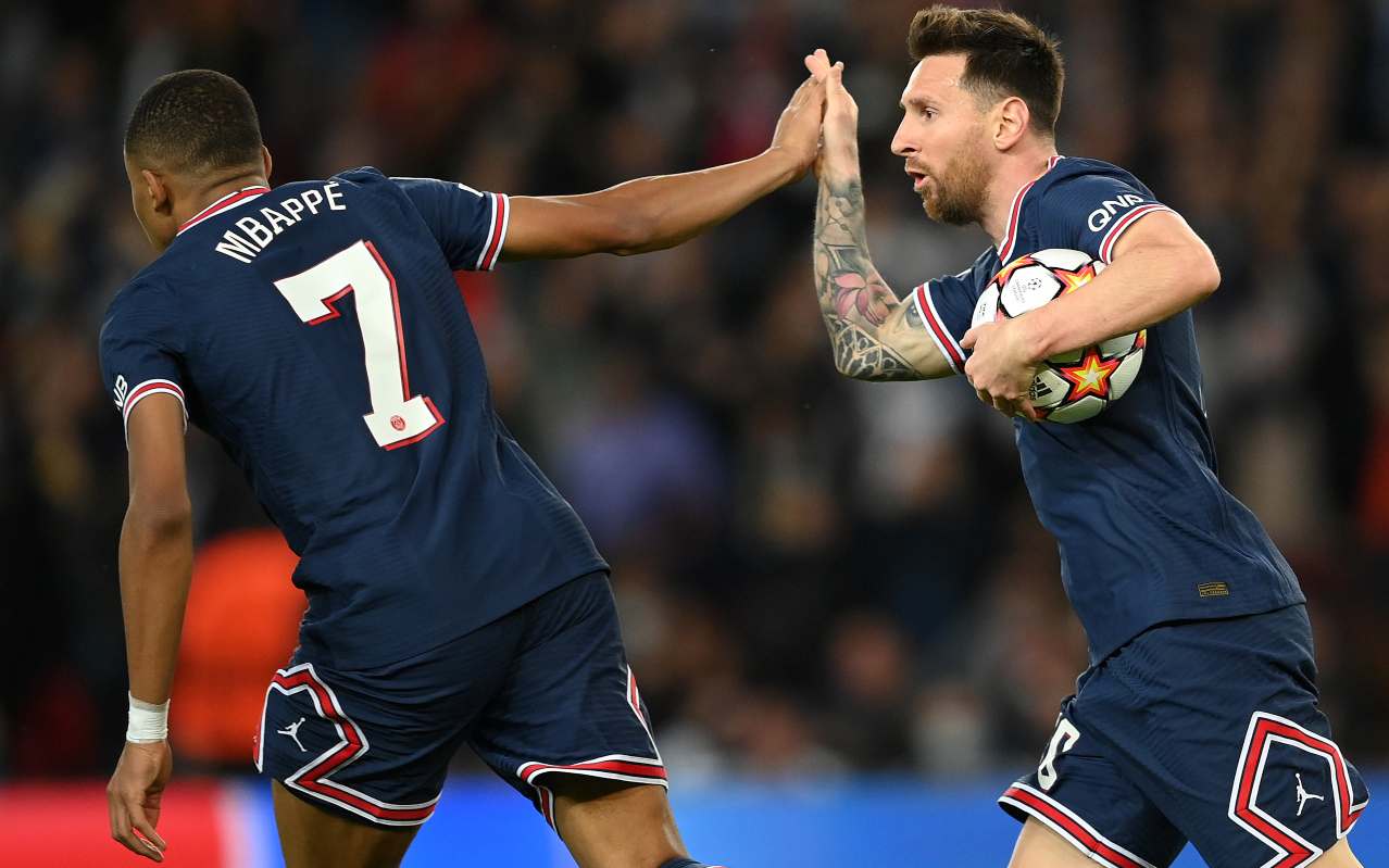 PSG, Messi e Mbappé si danno il cinque