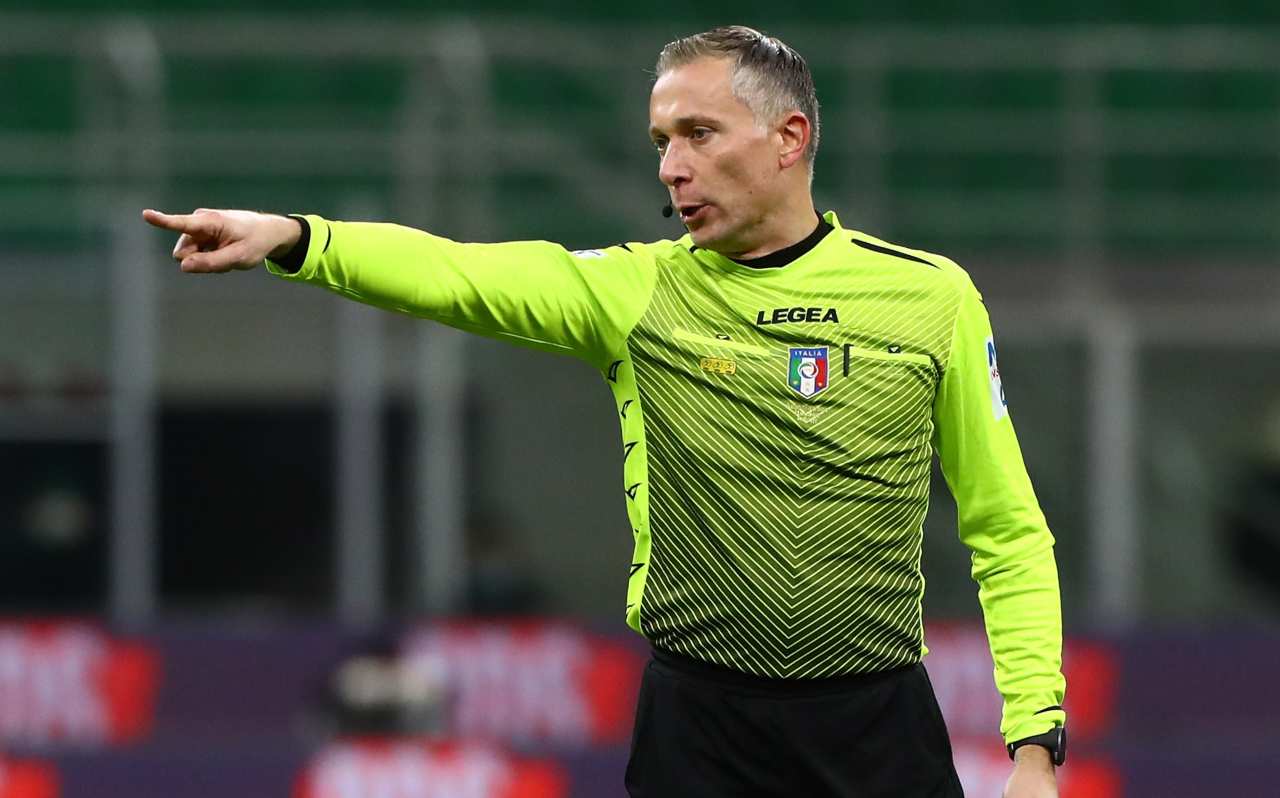 L'arbitro Valeri in campo