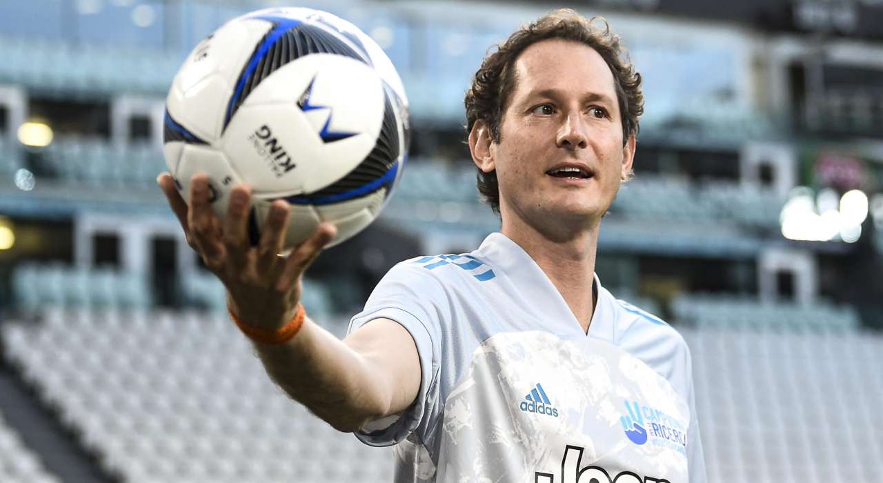 John Elkann con il pallone