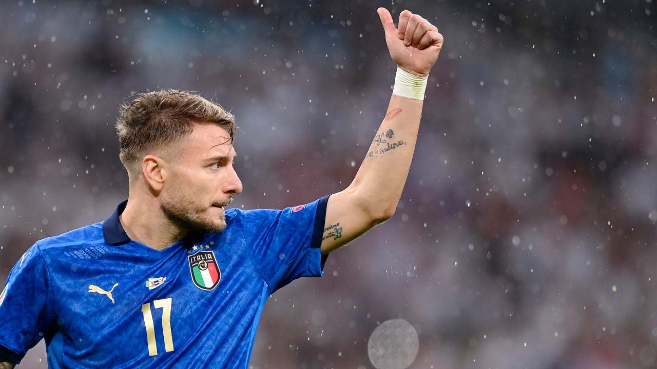 Immobile fa segno con il pollice in alto