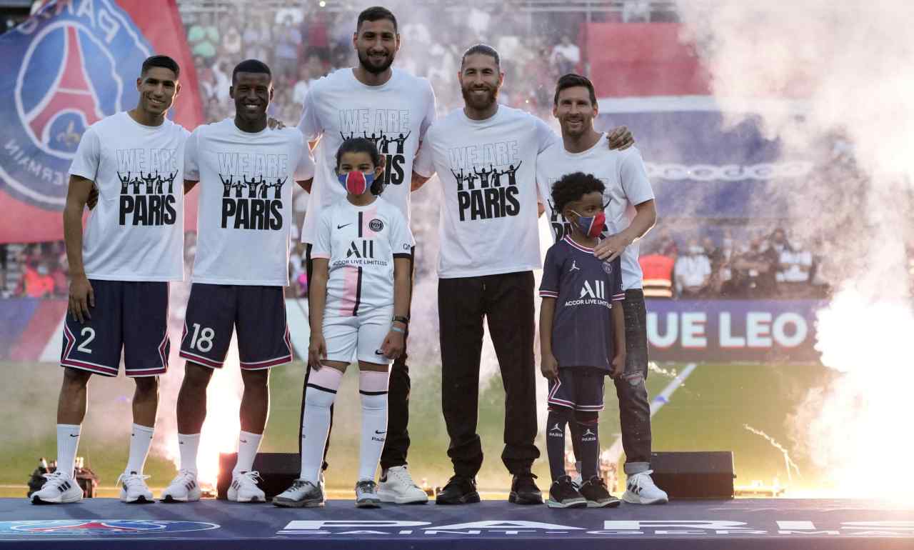 Hakimi, Donnarumma, Messi, Sergio Ramos e Wijnaldum sorridono