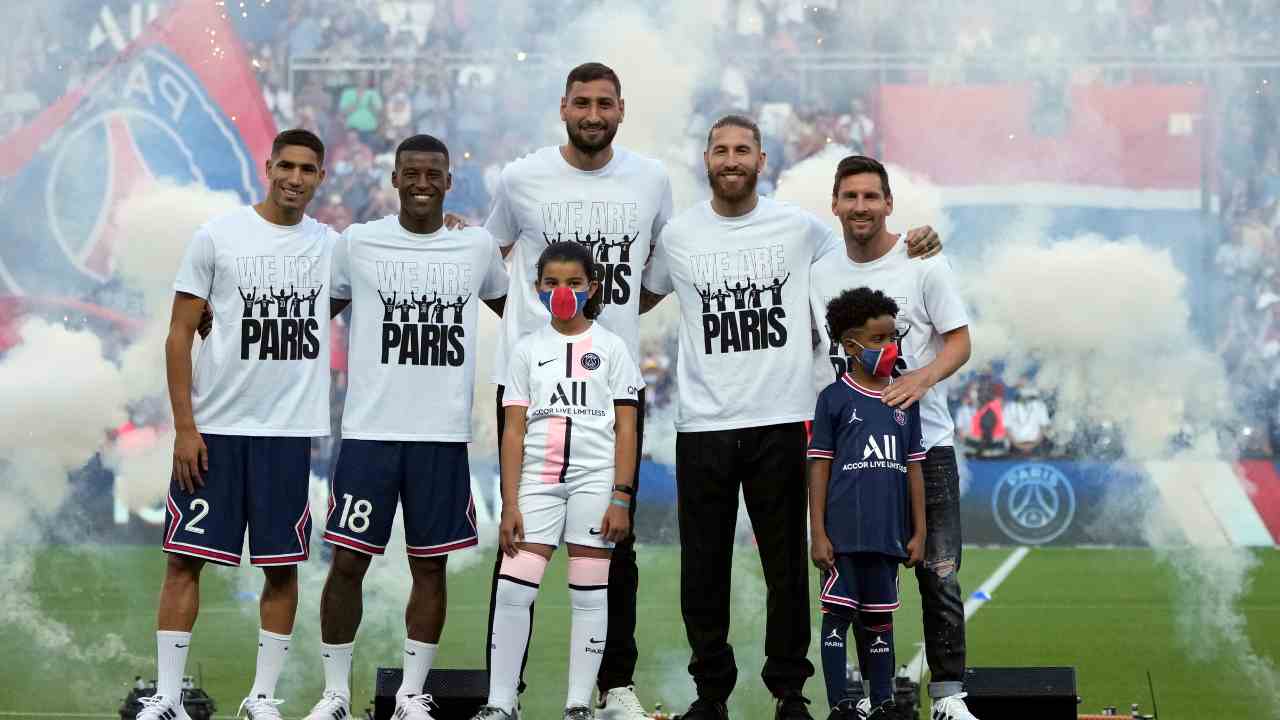 Achraf Hakimi, Georginio Wijnaldum, Gianluigi Donnarumma, Sergio Ramos e Lionel Messi sorridono in posa PSG