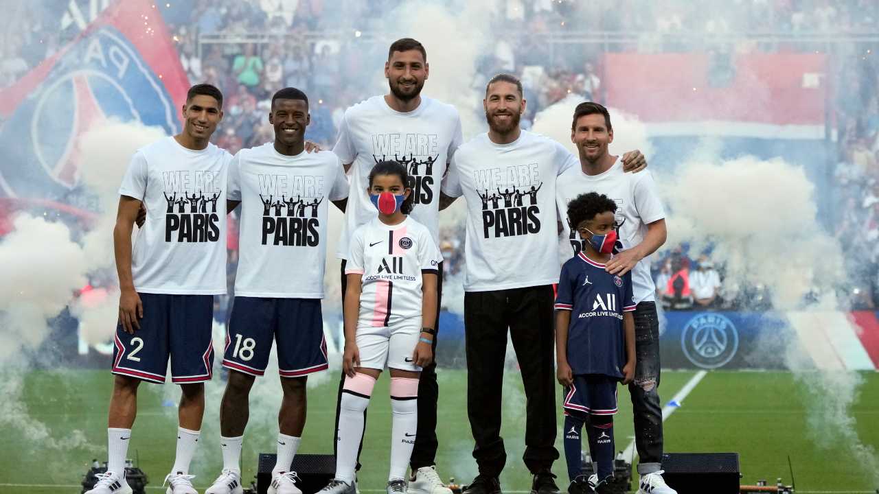 Achraf Hakimi, Georginio Wijnaldum, Gianluigi Donnarumma, Sergio Ramos e Lionel Messi posano con il PSG