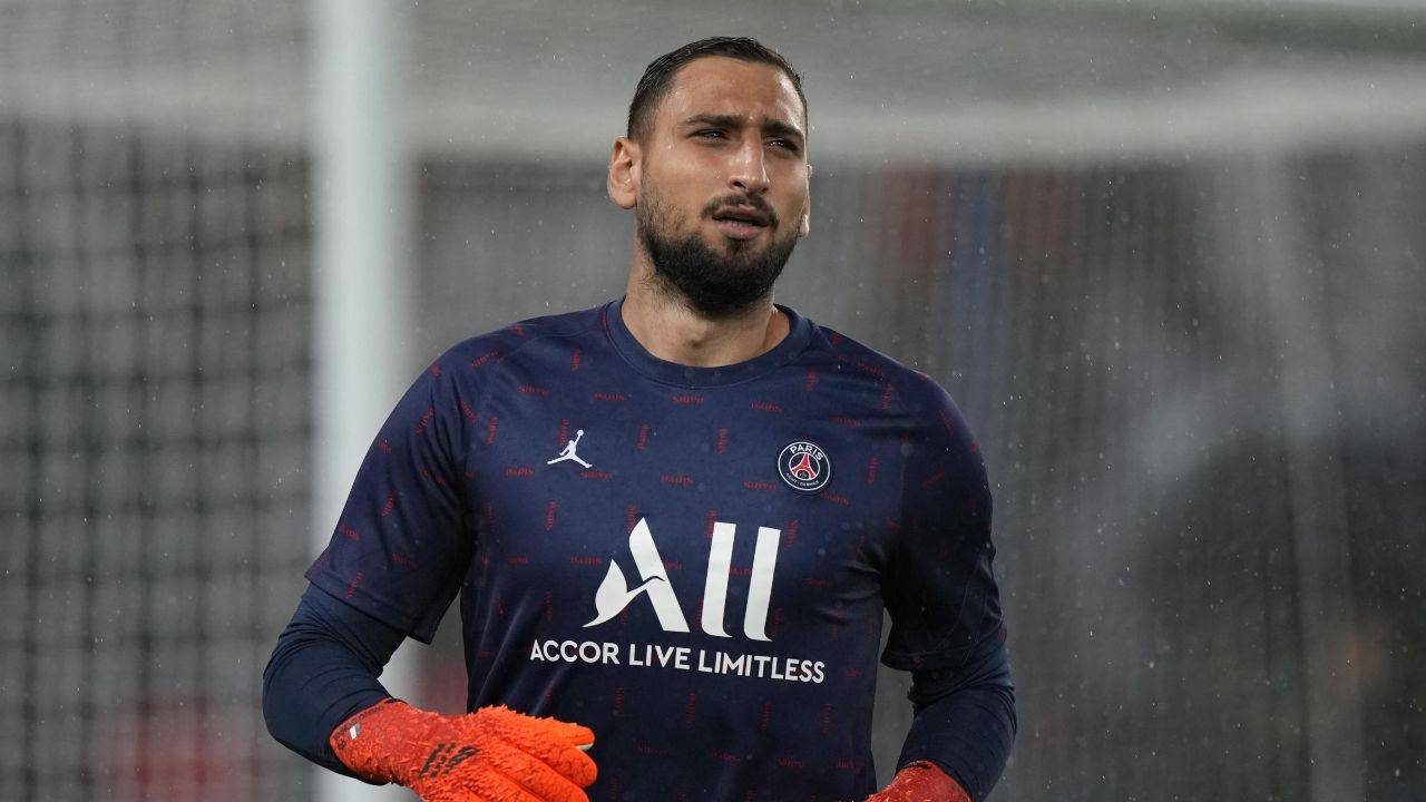 Donnarumma corre sotto la pioggia PSG