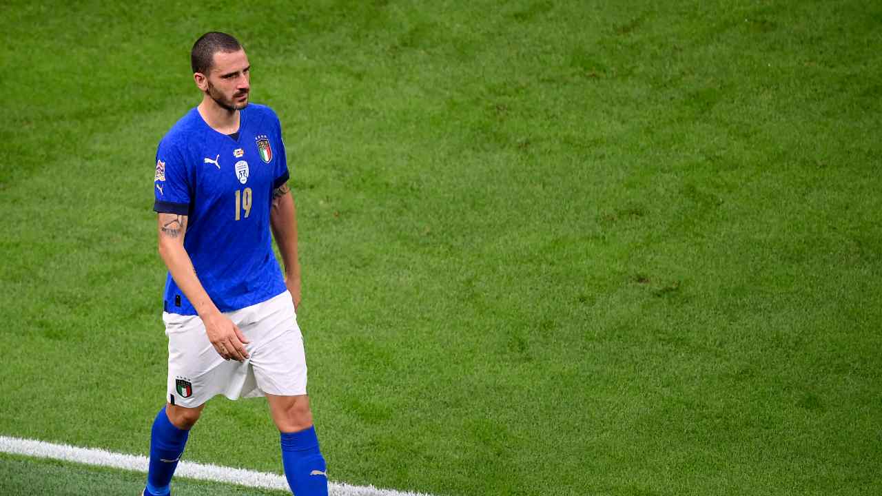 Bonucci cammina a bordo campo Italia