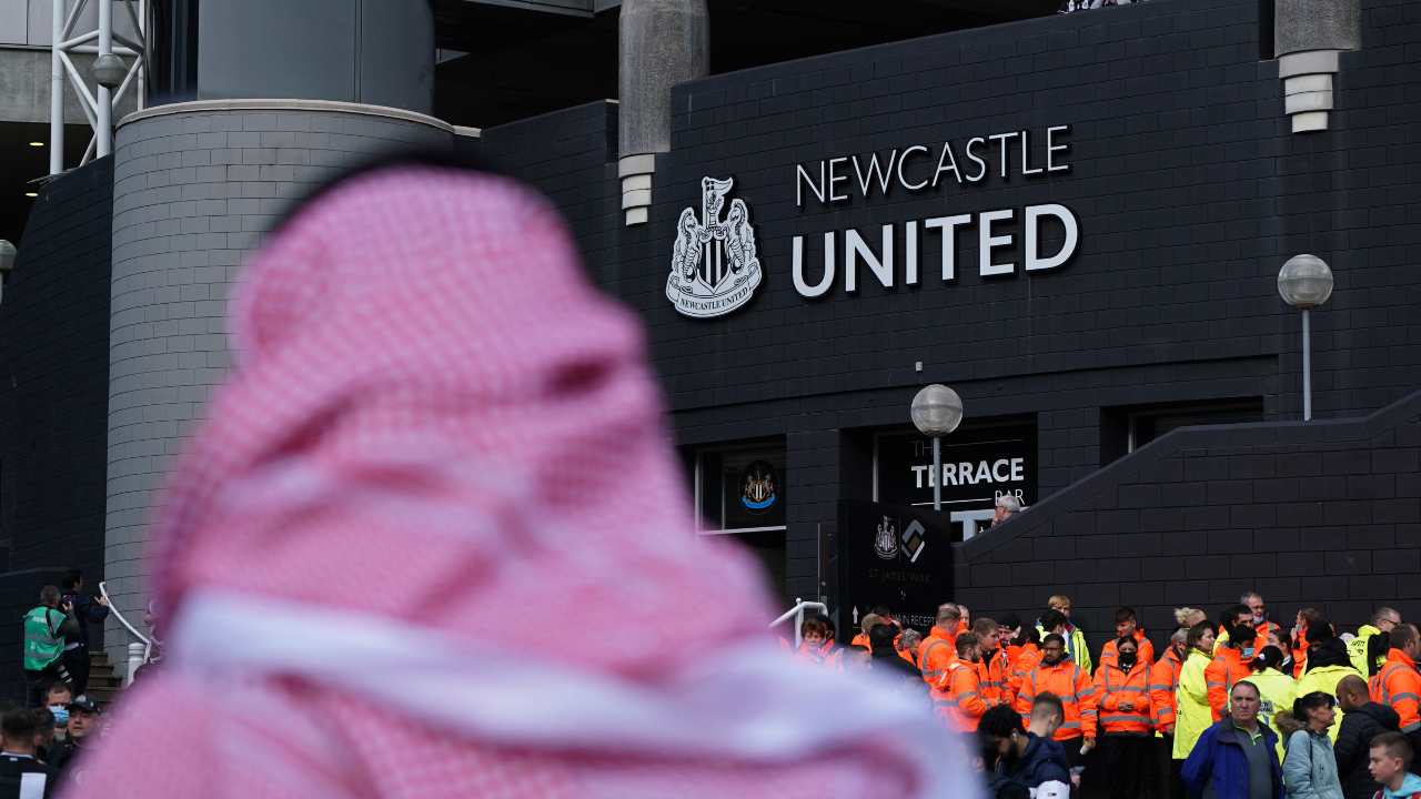 Sede Newcastle United con tifoso arabo di spalle