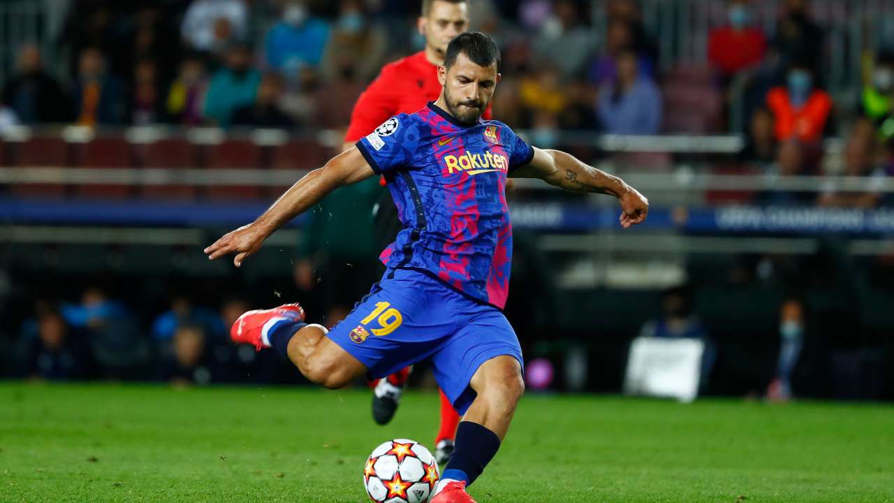 Aguero calcia il pallone Barcellona