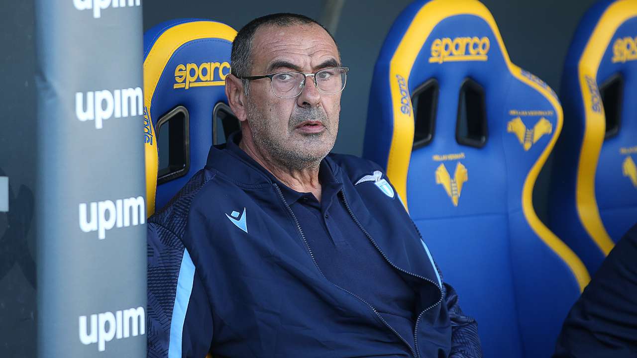 Sarri osserva il campo seduto in panchina Lazio