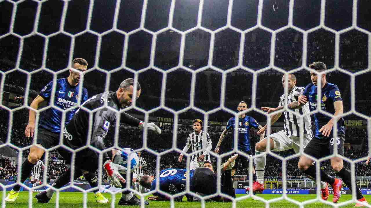 Inter-Juve i giocatori svolgono l'azione in area dell'Inter