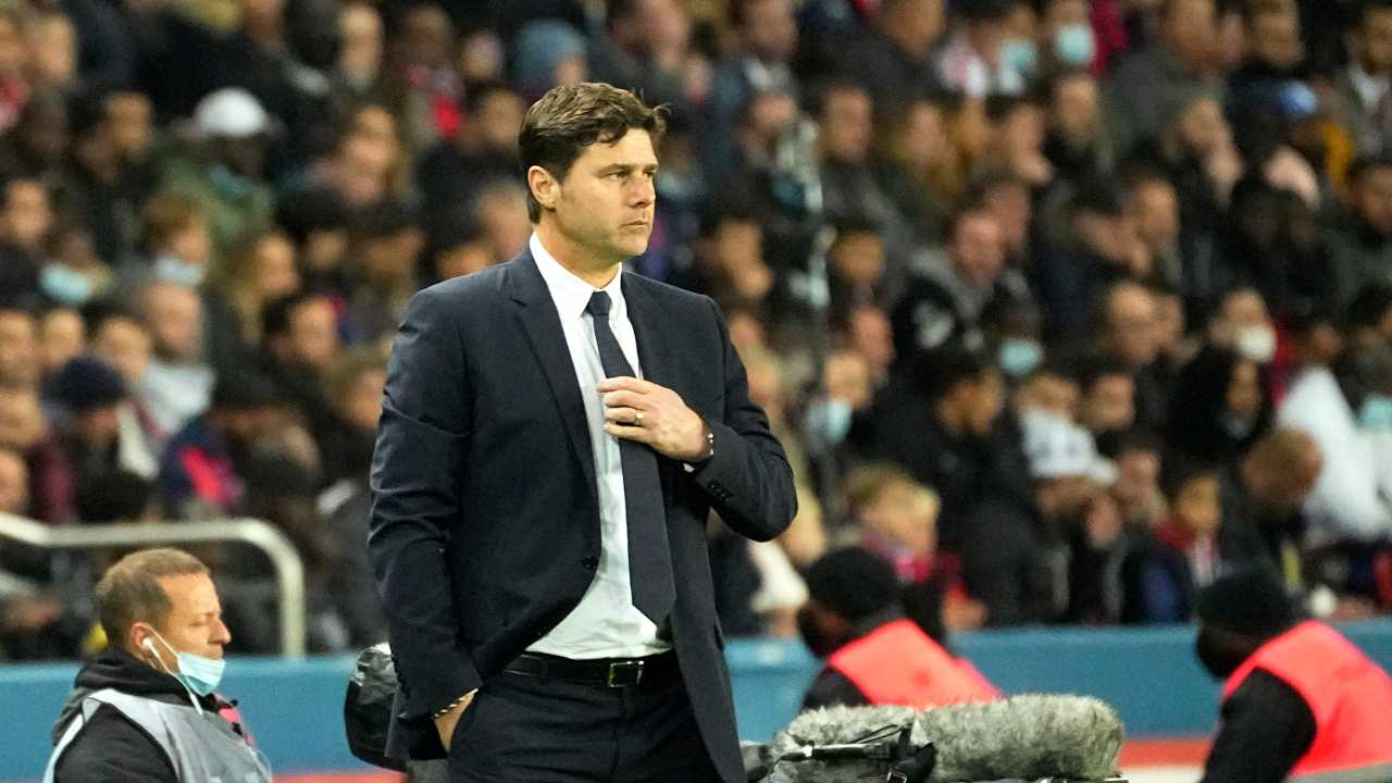 Pochettino guarda in campo e aggiusta la cravatta