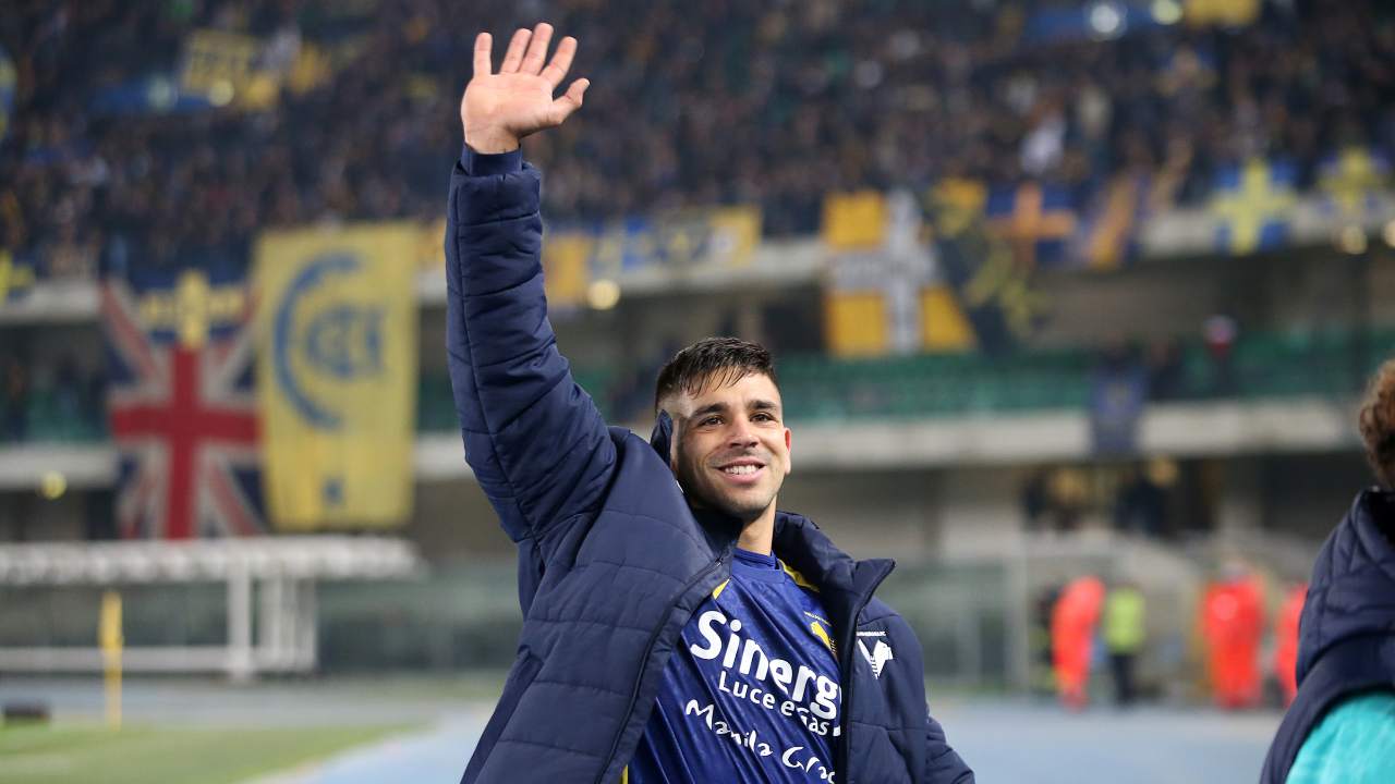 Giovanni Simeone sorride e saluta tifosi Verona