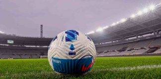 Pallone di Serie A sul campo di gioco