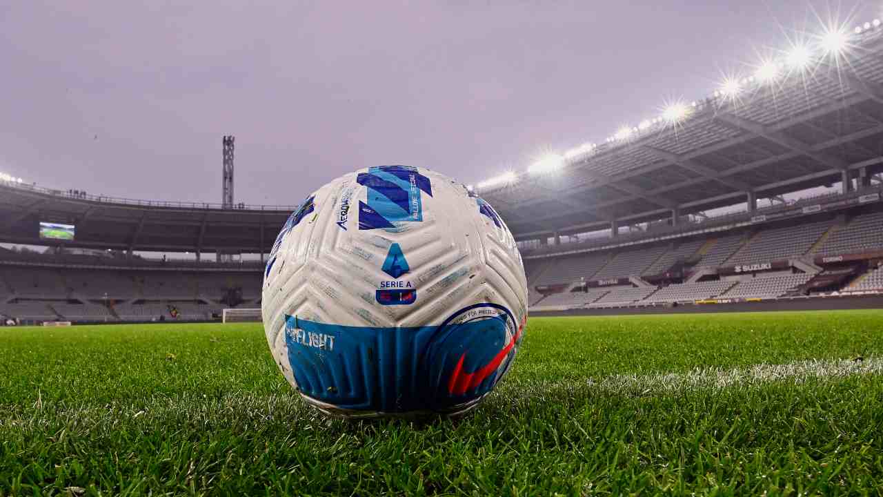 Pallone di Serie A sul campo di gioco