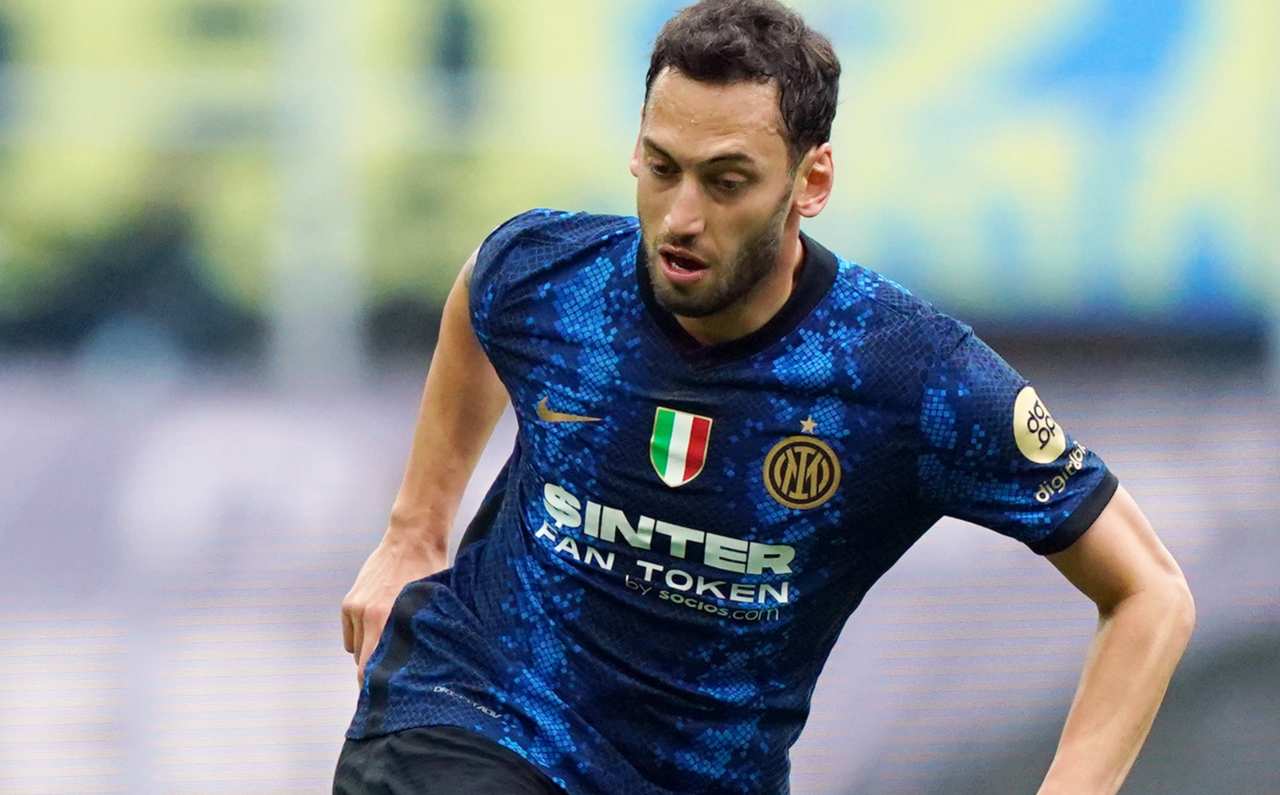 Calhanoglu porta palla