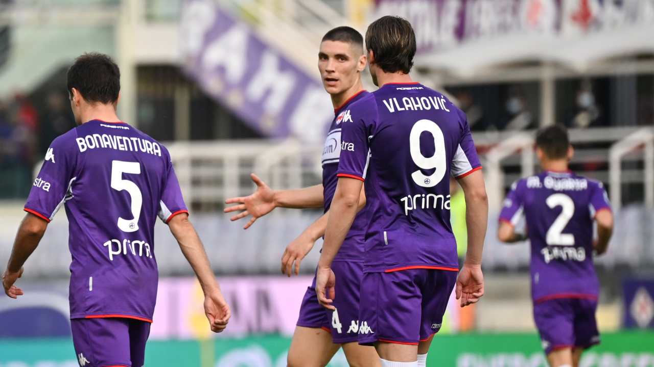 Milenkovic e Vlahovic camminano e parlano Fiorentina