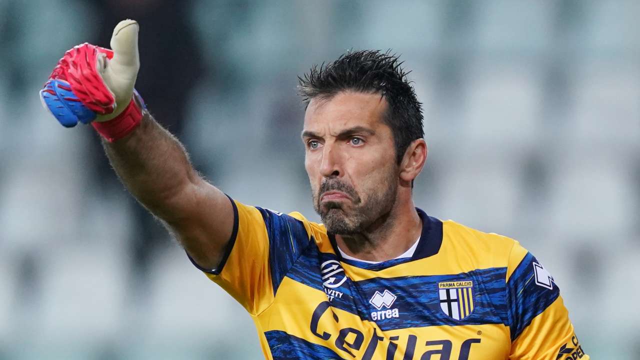 Buffon fa segno con pollice in su