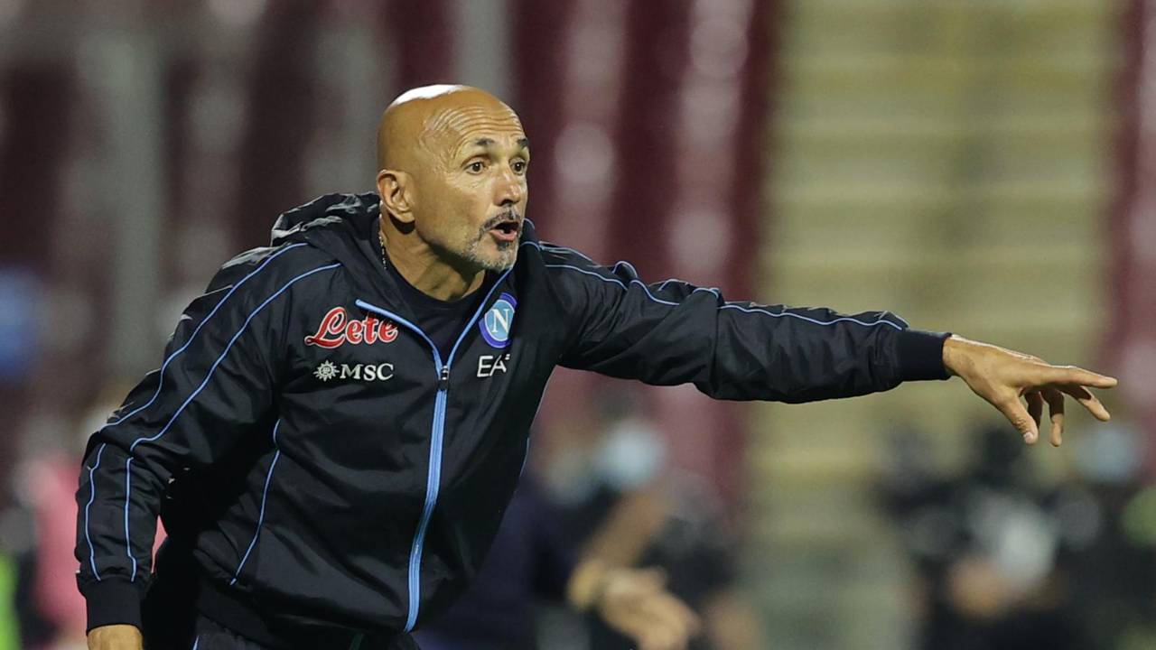 Spalletti parla e indica il campo