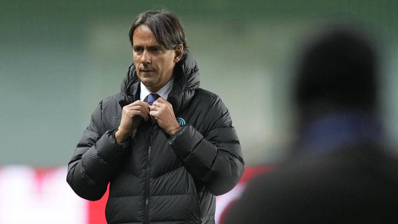 Simone Inzaghi si aggiusta la cravatta Inter