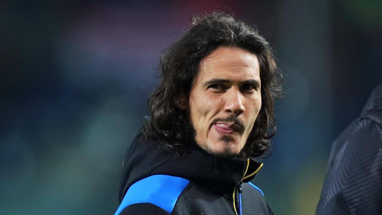 Cavani guarda di lato