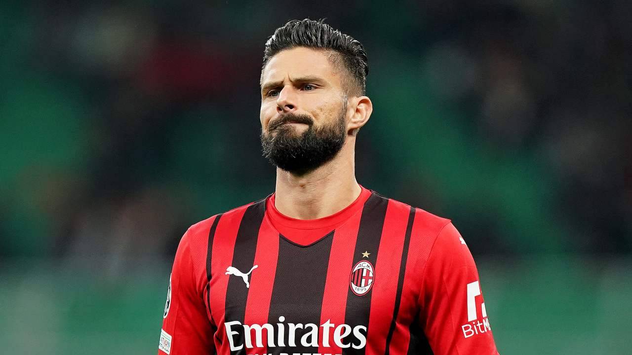 Giroud guarda contrariato