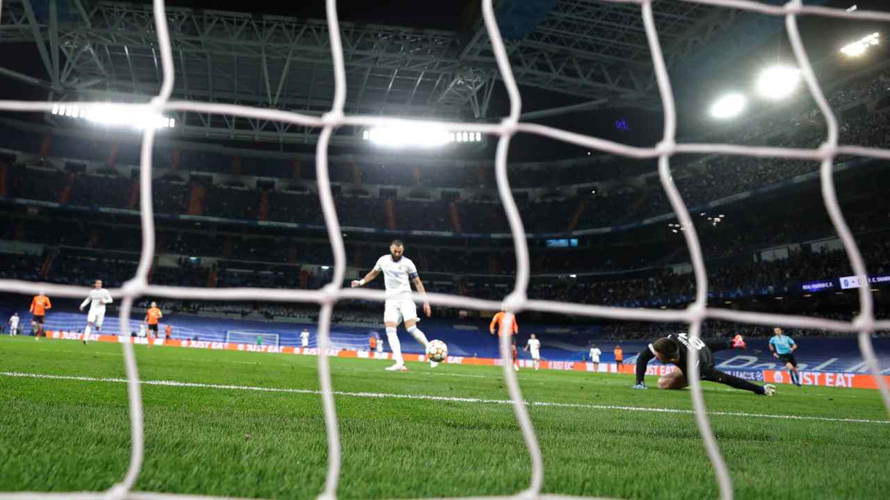 Benzema calcia il pallone davanti la porta