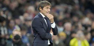 Antonio Conte si tocca la bocca