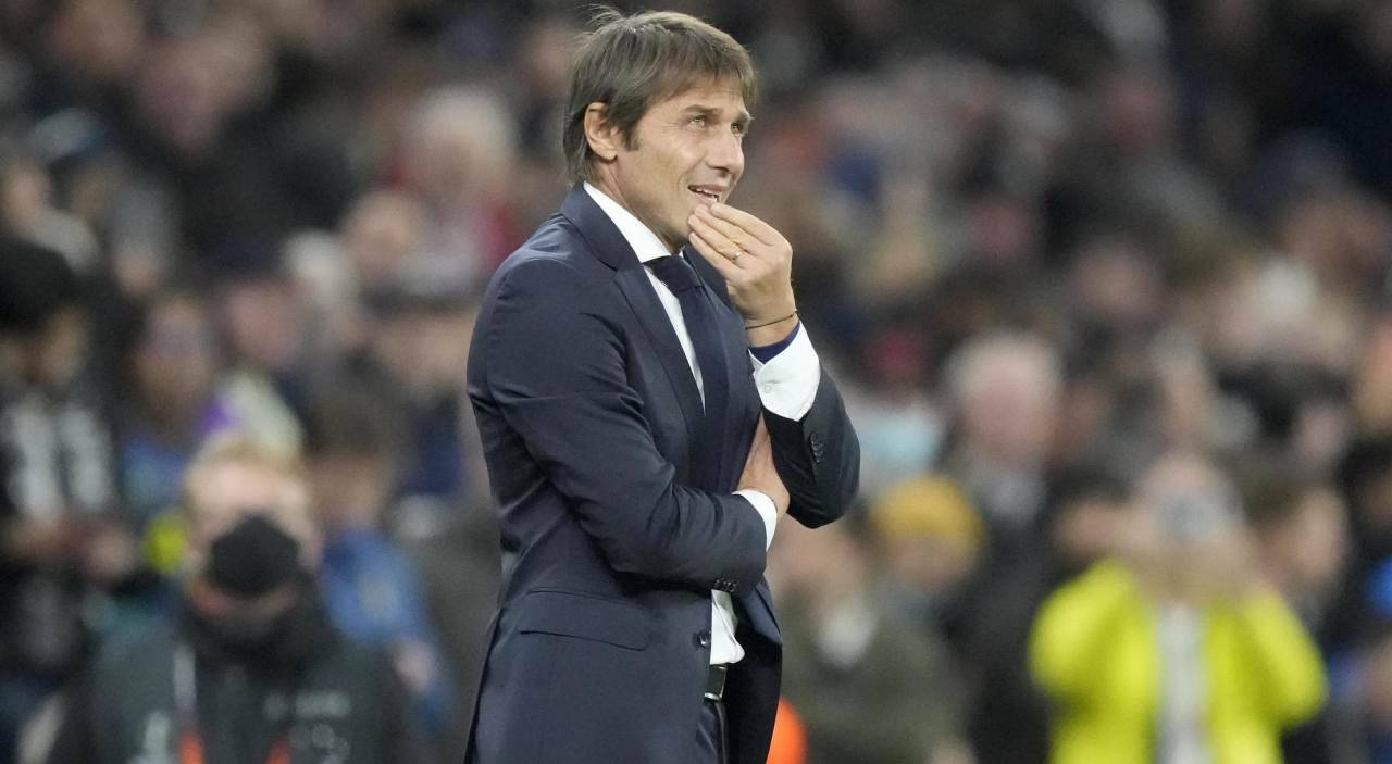 Antonio Conte si tocca la bocca