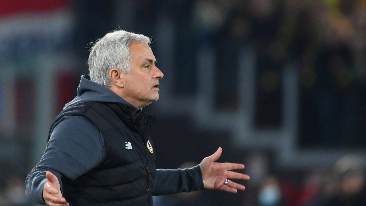 Mourinho incredulo allarga le braccia Roma