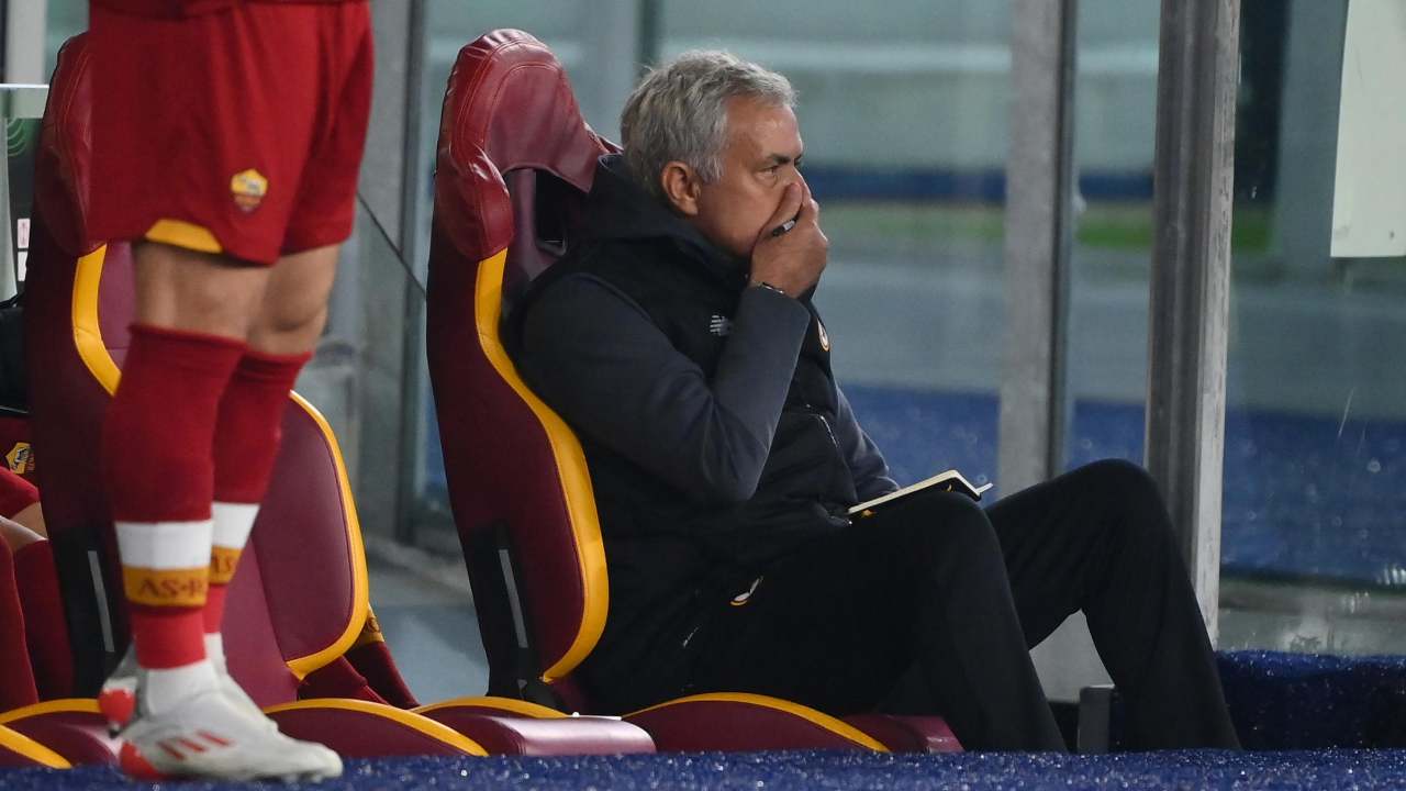 Mourinho seduto e preoccupato sulla panchina della Roma