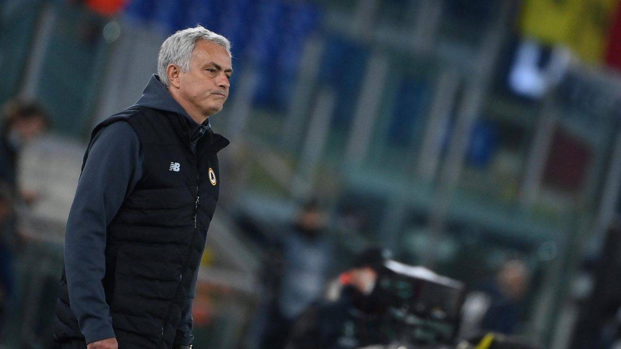 Mourinho preoccupato guarda in campo