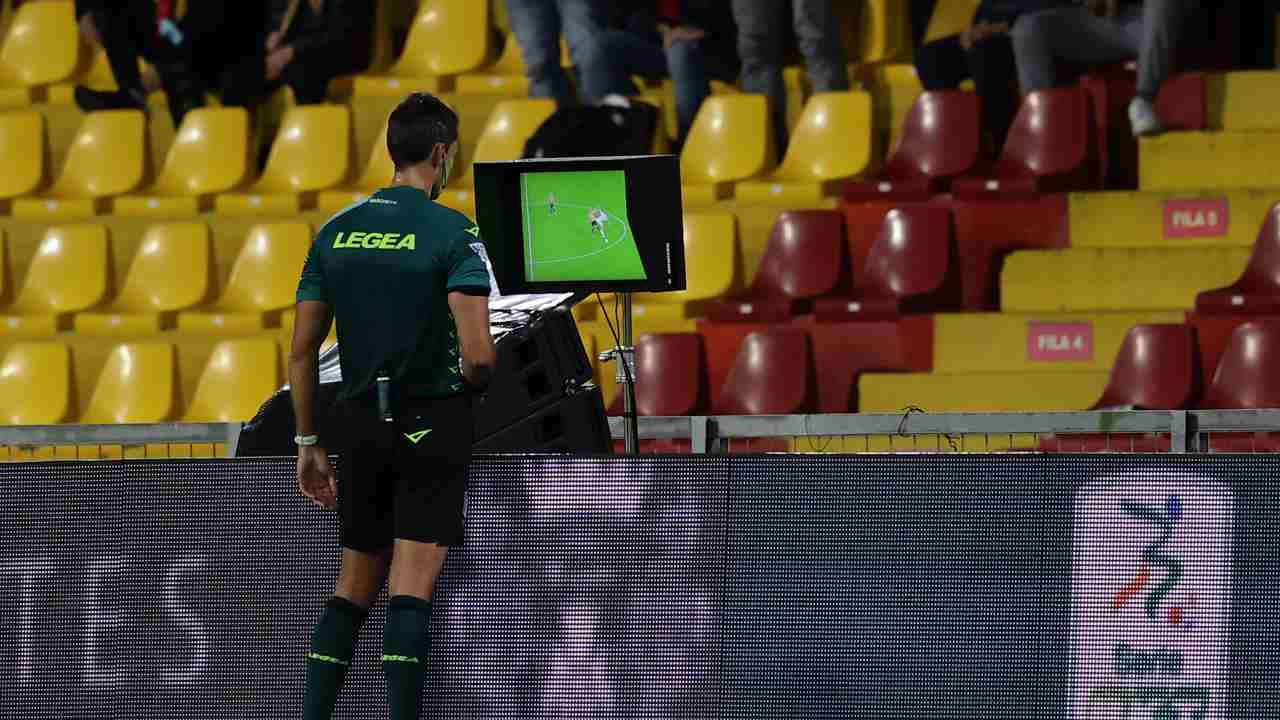 Arbitro rivede l'azione al VAR