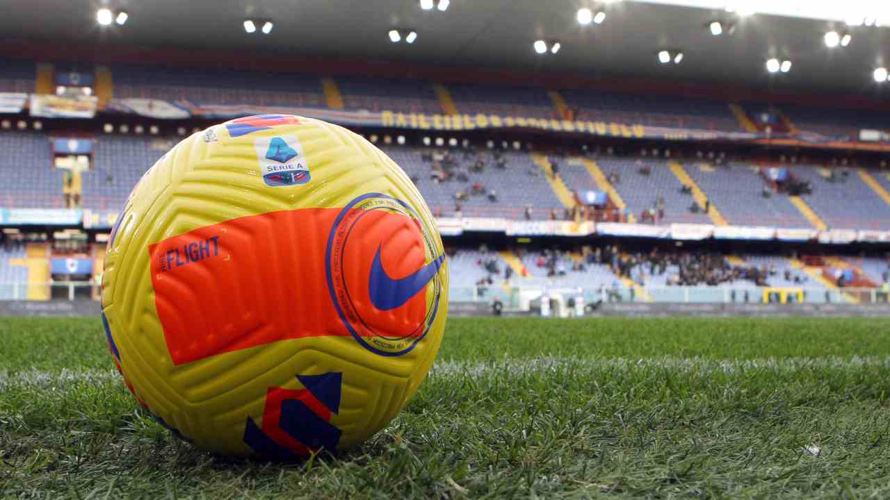 Pallone della Serie A con il Ferraris sullo sfondo