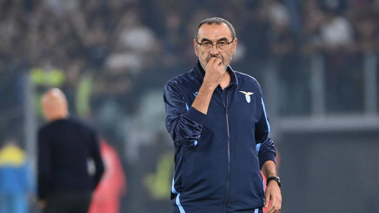 Sarri guarda davanti con la mano davanti la bocca