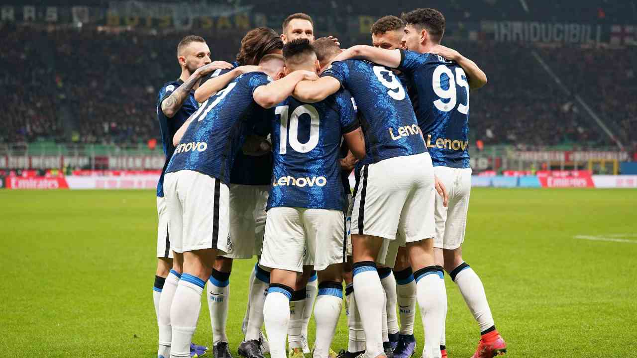 Giocatori dell'Inter si abbracciano in cerchio