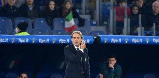 Roberto Mancini guarda il campo dalla panchina Italia