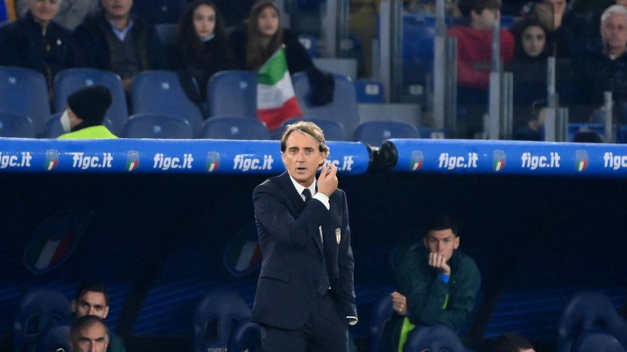 Roberto Mancini guarda il campo dalla panchina Italia