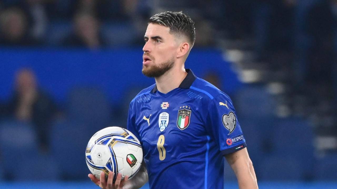 Jorginho cammina con il pallone in mano