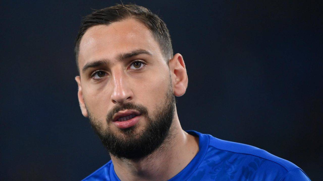 Donnarumma guarda lontano preoccupato