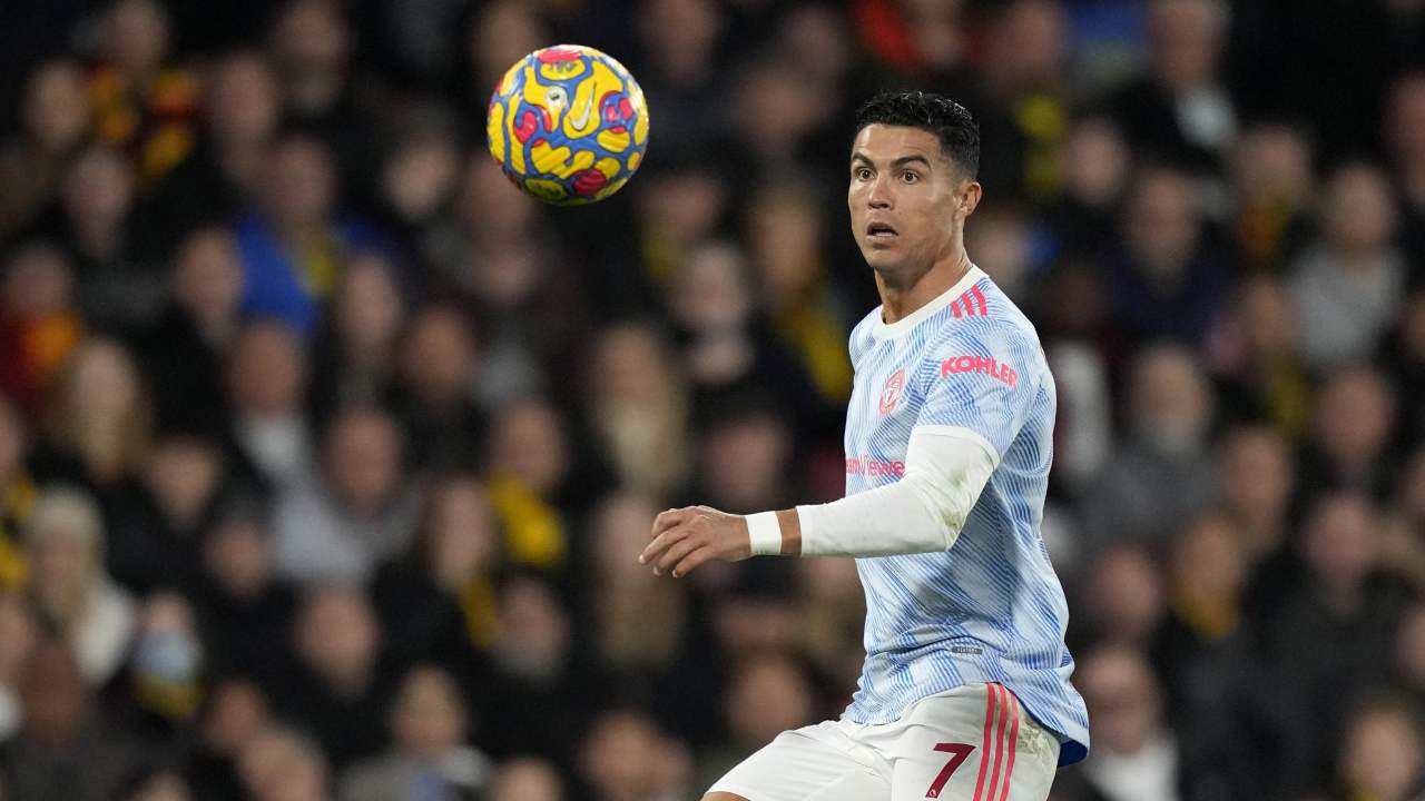 Cristiano Ronaldo guarda il pallone per calciare