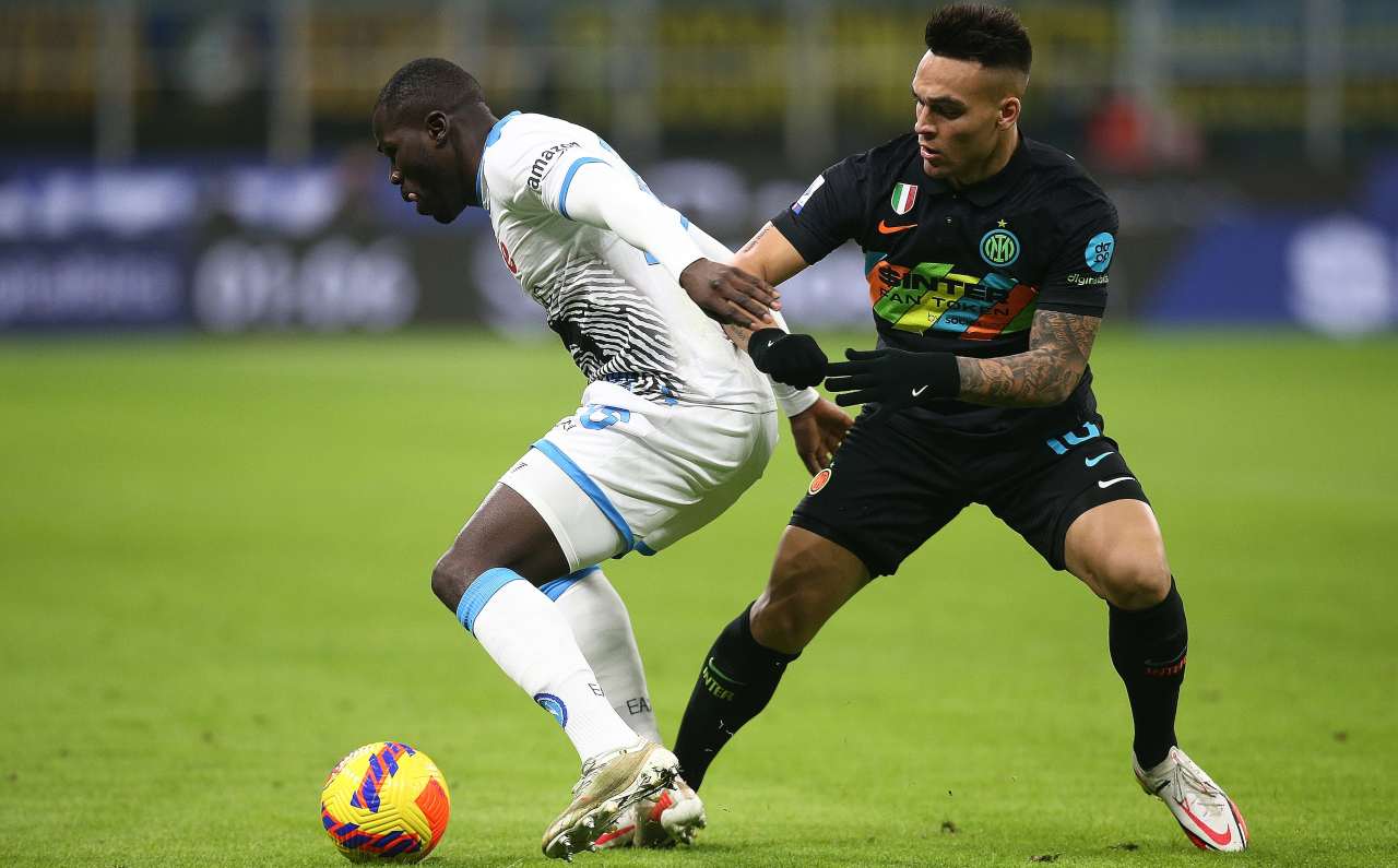 Koulibaly e Lautaro Martinez si contendono la palla