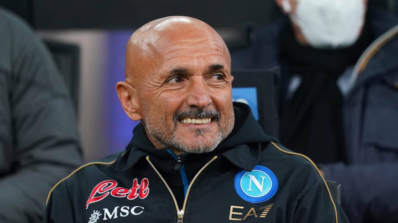 Spalletti sorride seduto in panchina