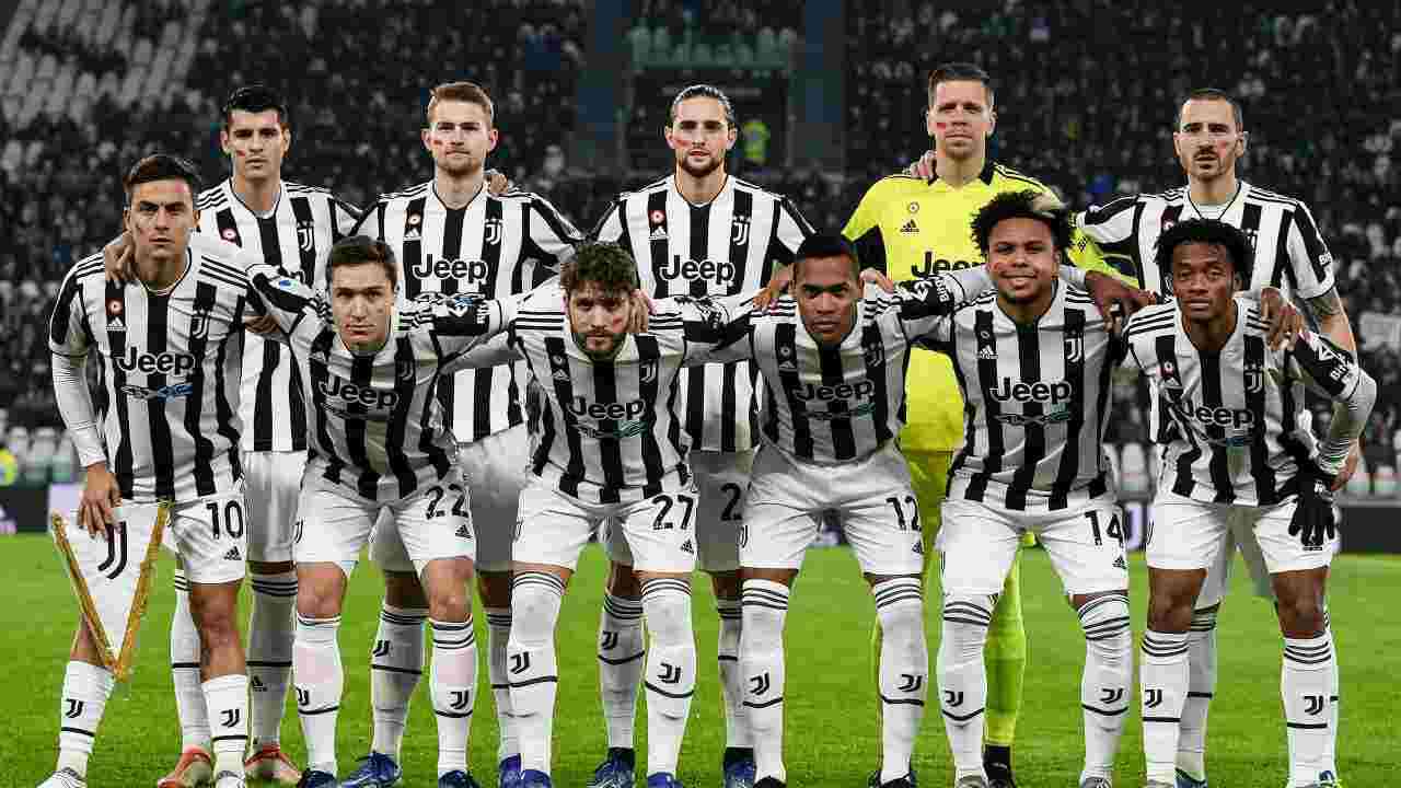 Juventus giocatori in posa nel pre partita