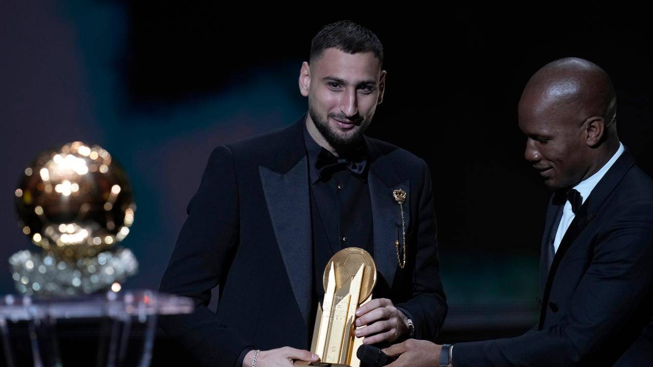 Donnarumma sorride con il Trofeo Yachine