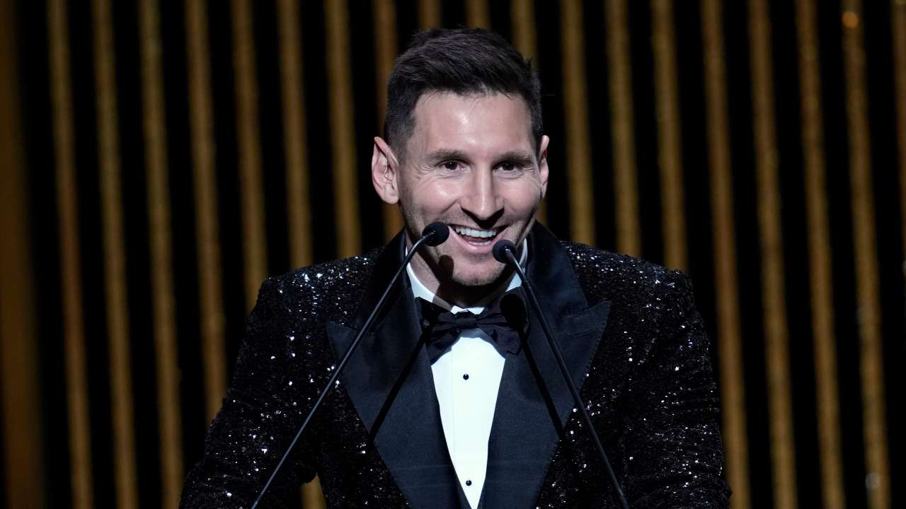 Messi sorride ai microfoni Pallone d'Oro