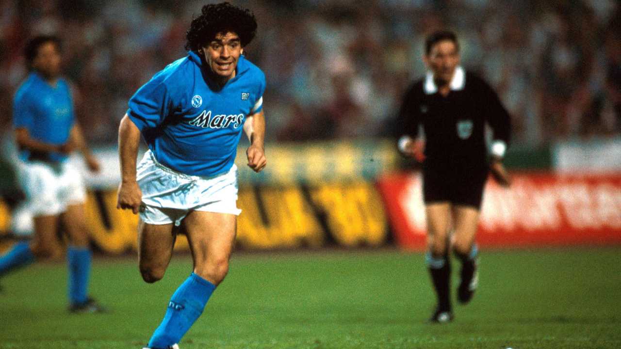 Diego Armando Maradona mentre gioca per il Napoli