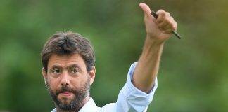 Agnelli fa segno con il pollice in alto