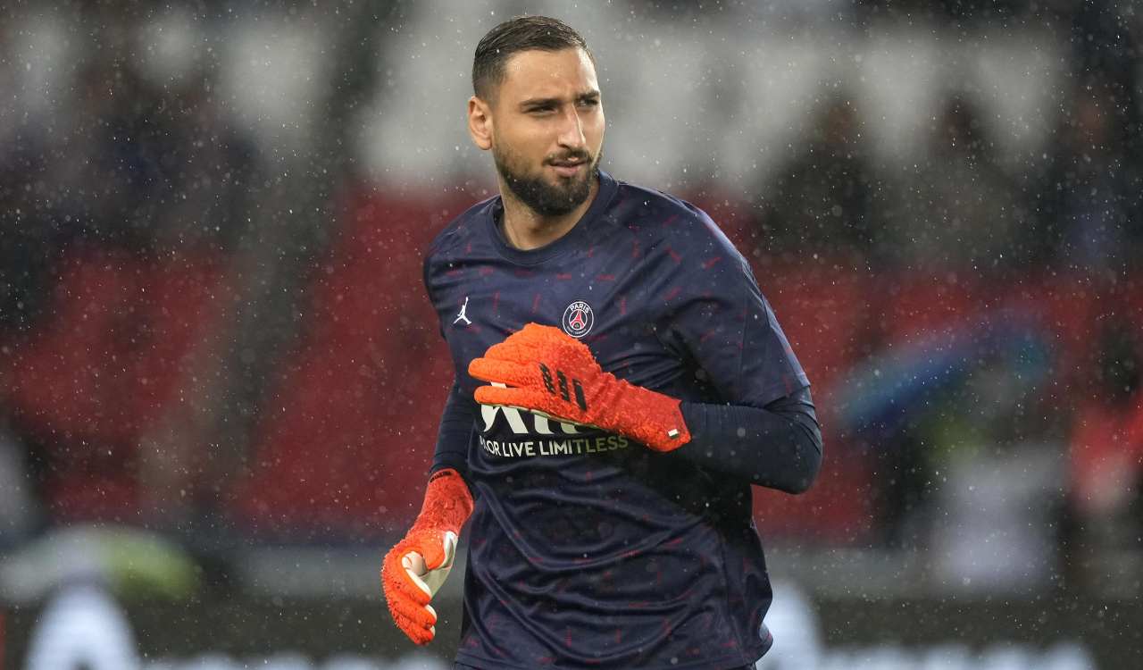 Donnarumma si riscalda