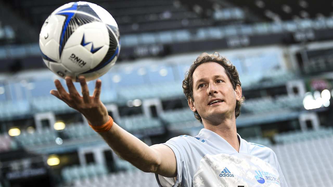 Elkann in campo per una partita benefica