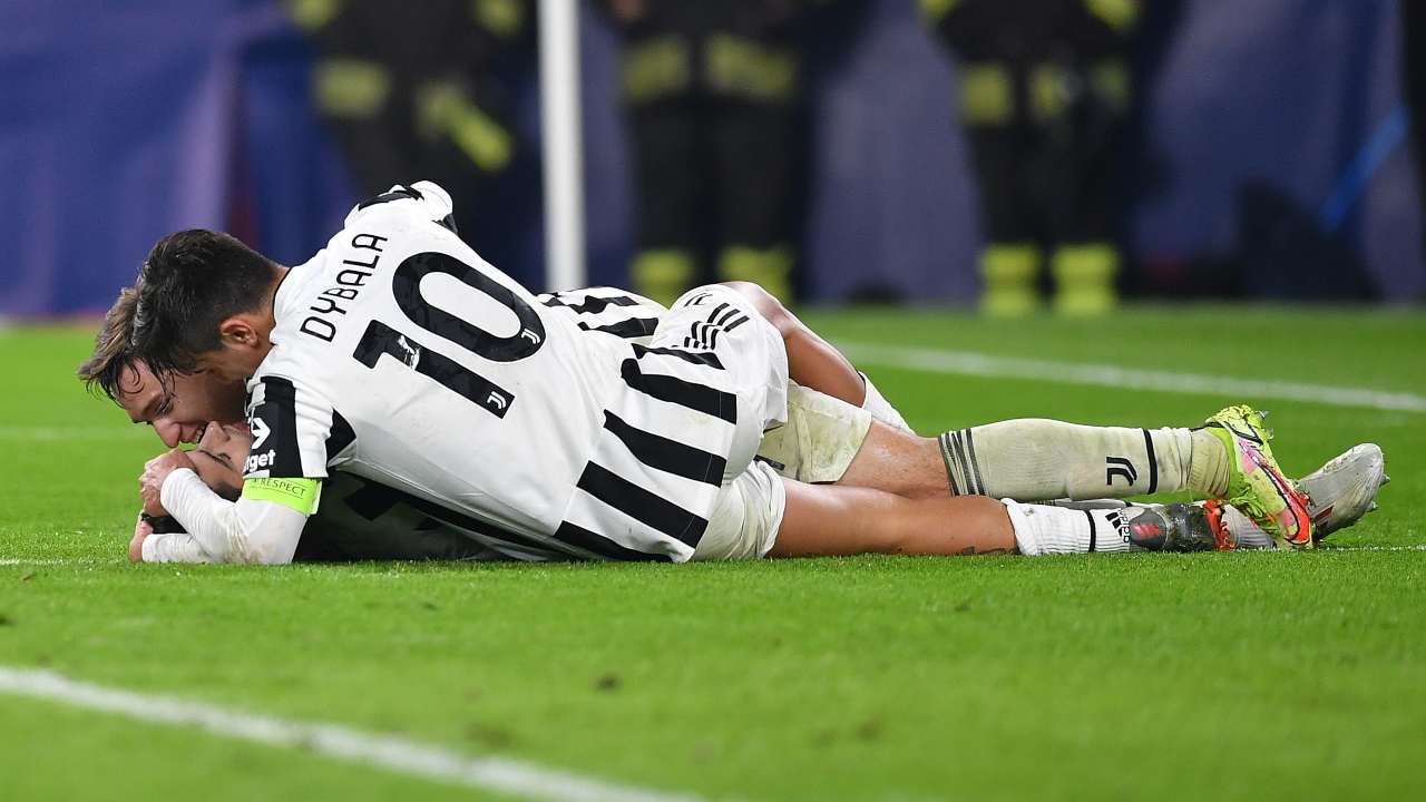 Chiesa esulta con i compagni dopo una rete della Juventus contro lo Zenit